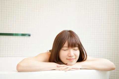 最近は毎日湯船に浸かっています。「毎回」お風呂をためる VS 前日のお湯を「追い焚き」、水道光熱費はどれくらい変わる？