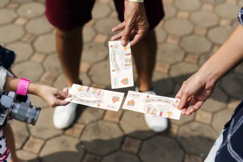 20年ぶりにディズニーに行こうとしたらチケット代の高さに加えて休日料金もあってビックリ！価格変動のあるチケットについて分かりやすく教えてください。