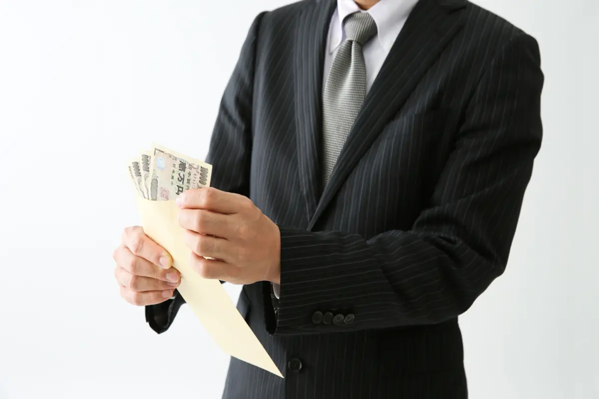 私は部長で「月給50万」ですが、友人は“課長”で「約55万円」だそうです。自分の給与は、平均よりも低いのでしょうか？