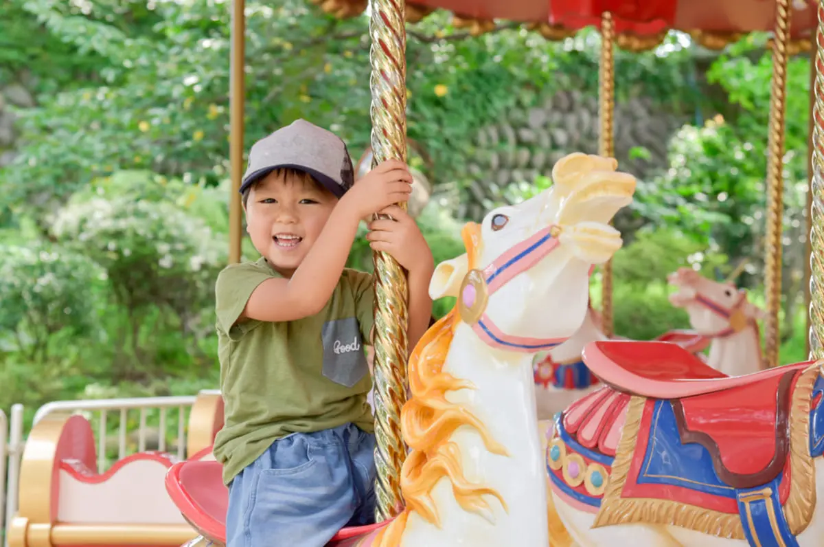 家族4人（小学生と年中）でディズニーランド＆シーに1泊2日したら、交通費抜きで約18万円かかりました。ディズニーリゾートはこれくらいかかるものでしょうか。