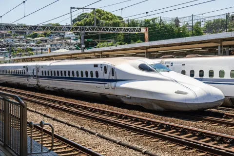 年末年始の「東京→博多」帰省、新幹線代だけで“家族4人で往復18万円以上”かかりそう…。来年「往復割引」が廃止されたら“1万円以上”も高くなるって本当!?