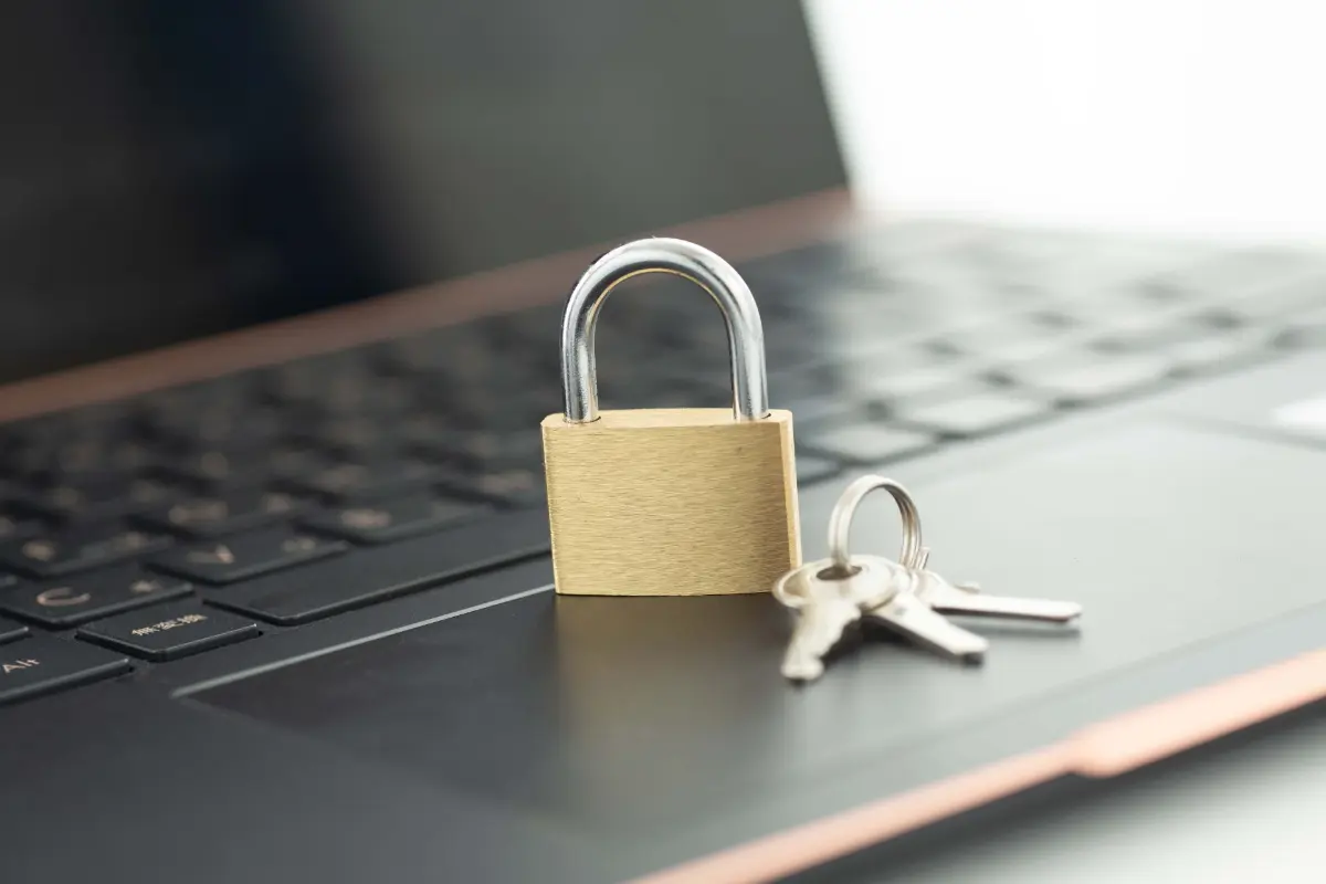 「Windows 10」のサポート終了を機に先日「パソコン」を買い替えたのですが、今は有料の「ウイルス対策ソフト」が不要と聞いてびっくり！ 「コンピュータウイルス」って絶滅したんですか？