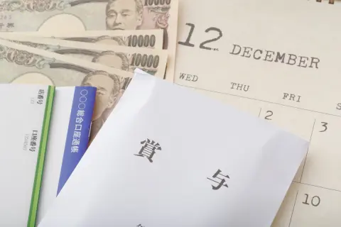 国家公務員の「冬のボーナス」が“70万円超”と聞いてびっくり！ 民間企業勤めの私は“50万円以下”なのですが、やはり「公務員は手堅い」のでしょうか…？