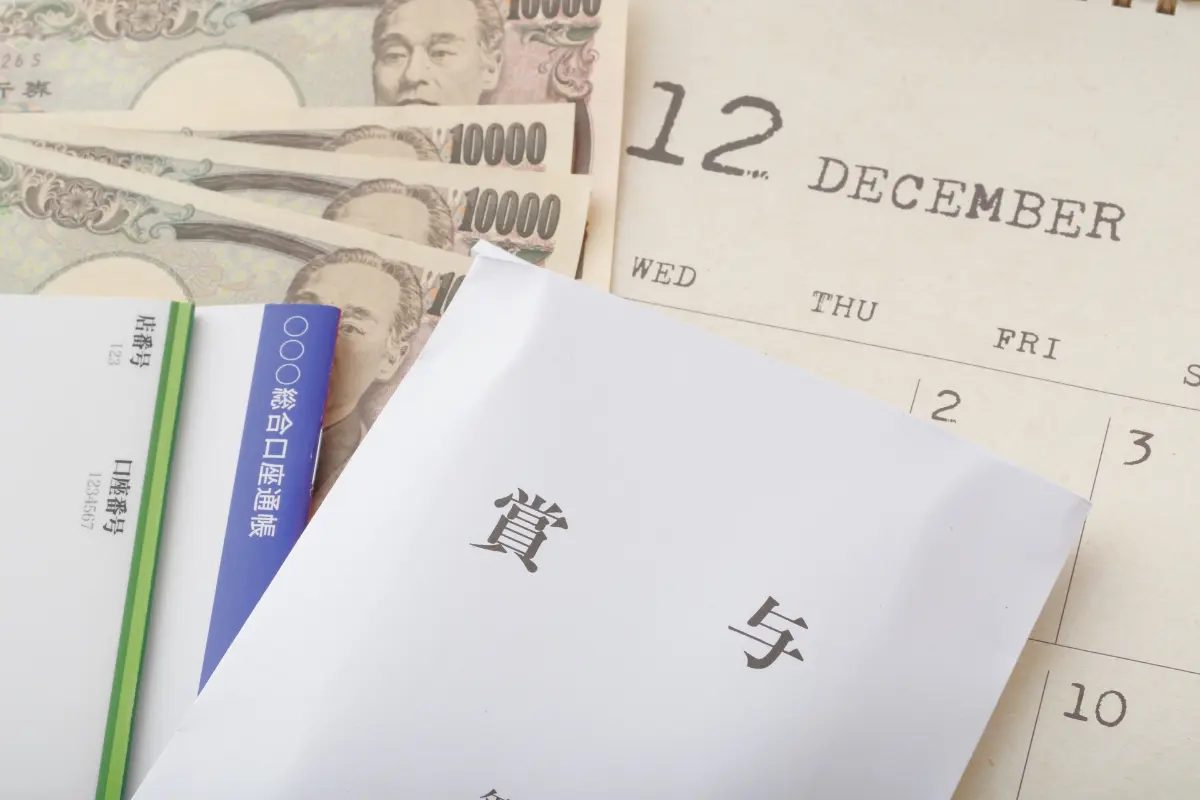 国家公務員の「冬のボーナス」が“70万円超”と聞いてびっくり！ 民間企業勤めの私は“50万円以下”なのですが、やはり「公務員は手堅い」のでしょうか…？