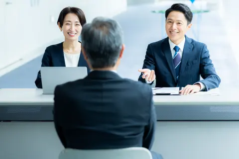 先日定年を迎えた上司が「嘱託社員」として復帰。「給料が“半額以下”になった」と聞いて心配になったのですが、定年再雇用はこのくらいが普通なのでしょうか？