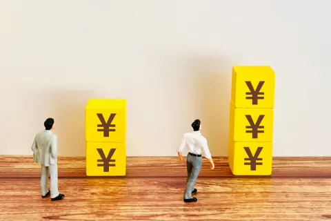 友人は年金を“毎月30万円以上”貰っているそうです。私は“15万円程度”…。友人の現役時代の年収は私の「2倍以上」なのでしょうか？