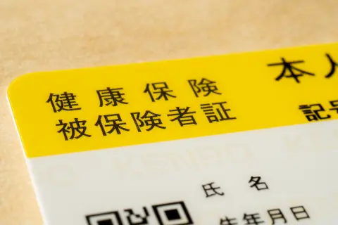【注意】「マイナ保険証」移行で“手元の健康保険証”を破棄→そのまま捨てると「なりすまし受診」「身分証として悪用」される!? 不正利用されないための注意点とは