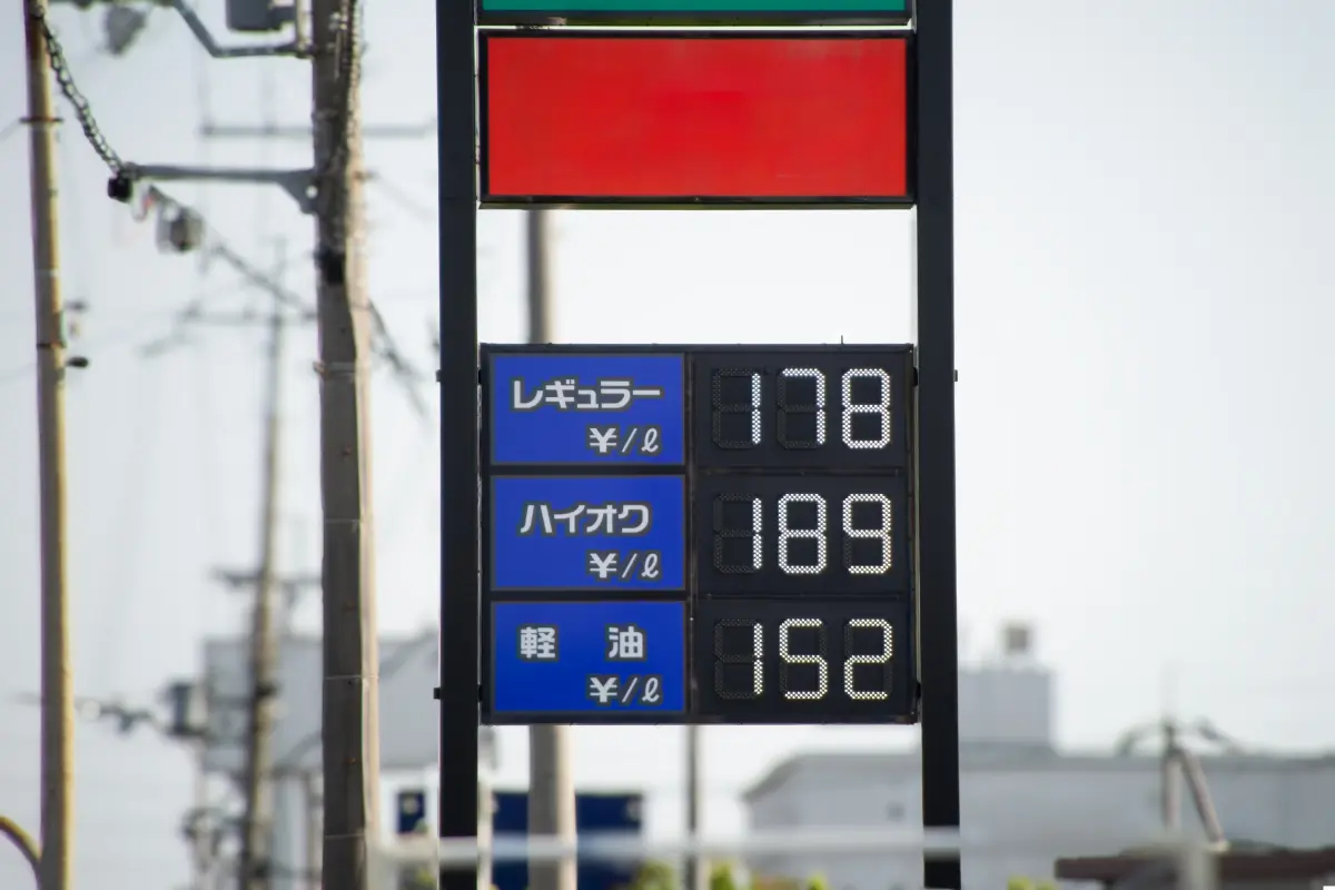 2025年で「ガソリン税」の“暫定税率”は廃止！ ガソリン代が“リッター140円”になれば、愛車「ヴォクシー」の維持費は安くなる？ 代わりに「走行距離課税」が導入されるって本当でしょうか…？