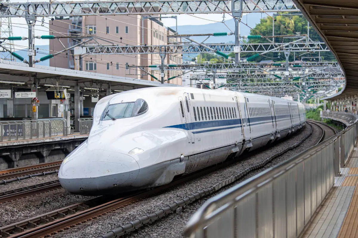 年末年始「のぞみ」は“全席指定・繁忙期料金”がかかるそう…家族4人で「東京→広島」に帰省しますが“ガソリン・高速代”を含めても「車のほうが得」でしょうか？