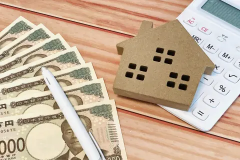 夫婦で「年金20万円」ですが“都内賃貸暮らし”に「家賃10万円」が消え苦しい！ 友人は「持ち家」で毎年“海外旅行”に行っているのに…やはり老後は「持ち家が有利」なのでしょうか？