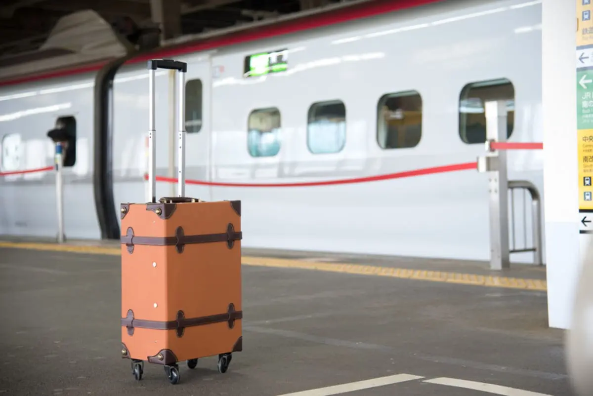 秋田までの「新幹線代1万8000円」を“7000円抑えた”という同僚。JR東日本の「株主優待」らしいですが“必要な投資額”はどのくらいですか？ 優待を受ける条件も確認