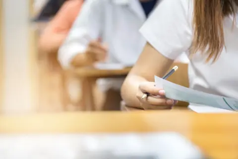 奨学金を借りている息子が、赤点ギリギリの成績を取っています。このままだと奨学金って止まるのでしょうか…？
