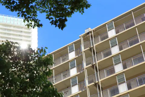 夫婦で「年金20万円・貯蓄500万円」…老後“賃貸暮らし”が厳しいですが、UR賃貸住宅なら「家賃5万円で住める」と聞きました。“収入や貯蓄”はどのくらい必要でしょうか？