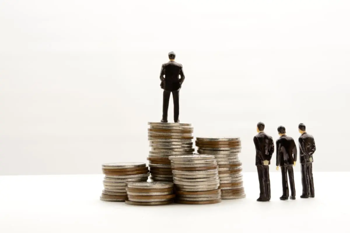 大手企業は新卒で「初任給30万円」なのに、40代の自分は「年収450万円」でカツカツ…“若手優遇の人事制度”が生む「格差の現実」とは？ 給与が伸びない理由をFPが解説