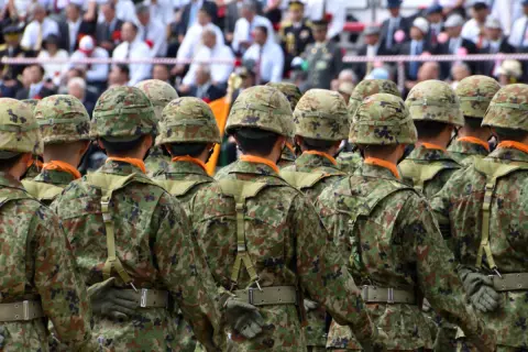 自衛隊は「高校卒」より「大学卒」で入るほうが“高年収”ですか？ やはり大学卒業後のほうが“メリットは多い”でしょうか？「給与・キャリア」もあわせて比較