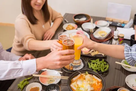 居酒屋の“飲み放題”は「全員頼むのがマナー」？ 友人4人で居酒屋へ行きましたが、私は「お酒を飲めない」ので“不公平”に感じました。1人だけ「飲み放題なし」はなぜダメなのでしょうか？