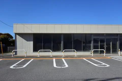 コンビニの駐車場に車をとめて、車内で朝まで寝ていたのですが、起きたら「罰金1万円」の張り紙が… これは払わないといけないでしょうか。