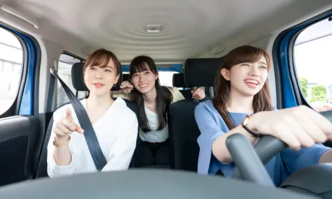 ママ友に「うちが車出すから」と誘われ温泉へ！ 運転は“1時間ほど”でしたが、お礼に「ランチを奢る」だけでは失礼ですか？ ガソリン代なども渡すべきでしょうか？