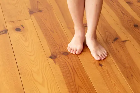 床暖房は「付けっぱなしが得」と聞きましたが、母に「火事とか大丈夫？」と聞かれ心配です…“数時間の外出”でも消すべきでしょうか？「電気代・注意点」を確認