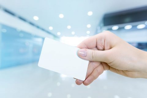 母はまだ「マイナ保険証」に切り替えず「資格確認書」を使っています。友人に「3割負担じゃなくなる」と言われたそうですが、「マイナ保険証」に切り替えなくても大丈夫でしょうか？