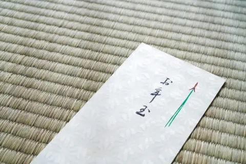 孫が結婚したので今年のお年玉は「200万円」を渡したいと考えています。しかし手渡しの場合でも贈与税がかかるのでしょうか？