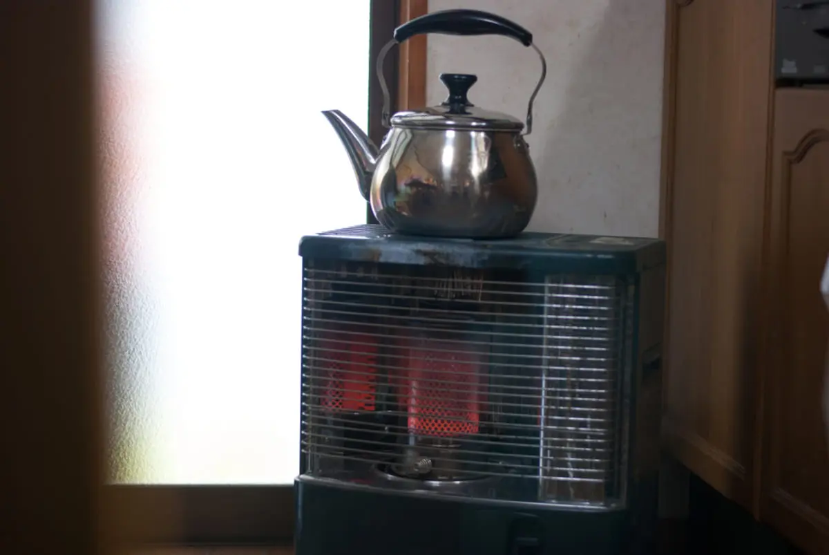 「エアコンの暖房」VS「電気ストーブ」、1日8時間つけっぱなしにしたら電気代はいくらになる？