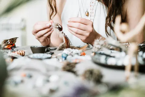 パートをしながらハンドメイドアクセサリーの販売で収入を得ています。パート先で年末調整をしてもらうのですが、確定申告も必要でしょうか？