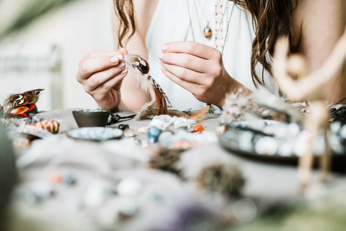 パートをしながらハンドメイドアクセサリーの販売で収入を得ています。パート先で年末調整をしてもらうのですが、確定申告も必要でしょうか？