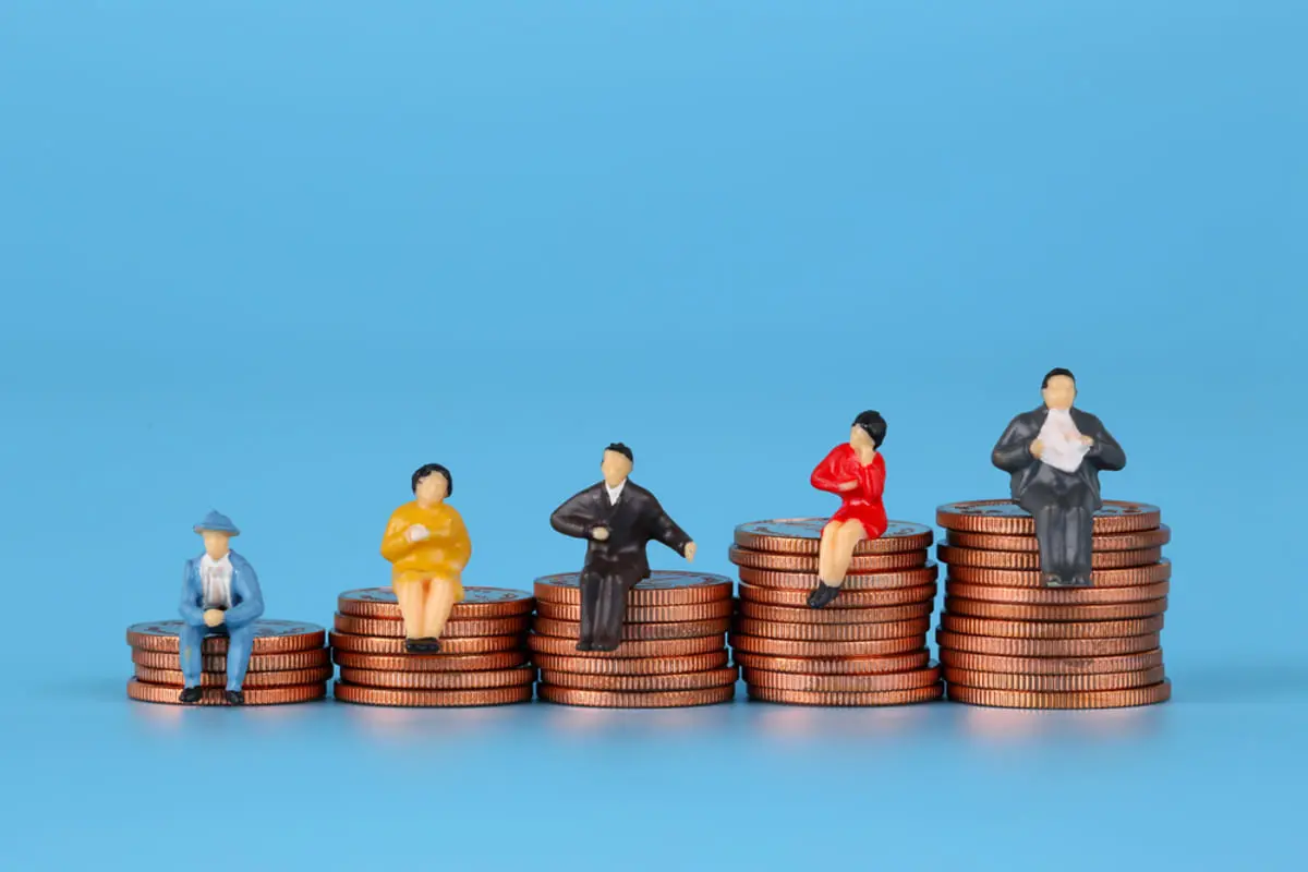 40代・年収300万円。日本の平均年収が「500万円」近いと聞いて驚いています。自分と同程度の年収を稼いでいる人は少数派なんでしょうか？