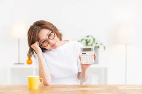 58歳の母が、祖母の介護費用で「貯金200万円」を取り崩したようです。もともと預貯金は多くないようなのですが、老後の母の生活は大丈夫でしょうか？