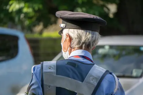 70代で警備員の給料はどのくらい？仕事内容も解説