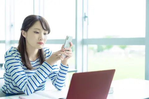 25歳の娘に家族4人分の「スマホ代月2万円」を出させるのは酷ですか？その分家に入れるお金を「0円」にしようと思うのですが…スマホ代をもっと浮かせてあげるべきでしょうか？