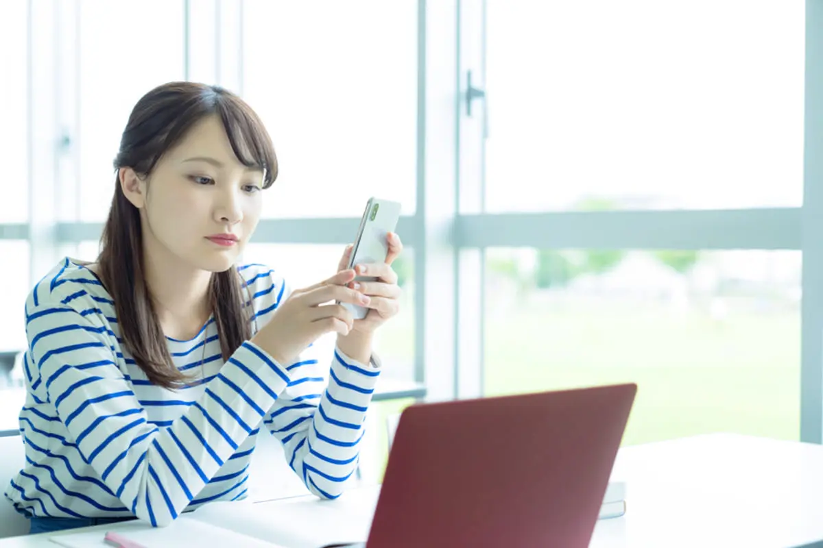 25歳の娘に家族4人分の「スマホ代月2万円」を出させるのは酷ですか？その分家に入れるお金を「0円」にしようと思うのですが…スマホ代をもっと浮かせてあげるべきでしょうか？