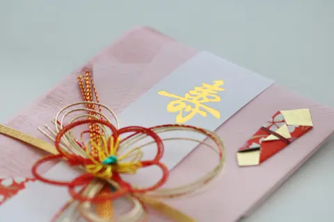 妹から突然「結婚式のご祝儀は5万円ね」と指定されました。相場3万円ですが、家族ですし高い金額を払うべきでしょうか？