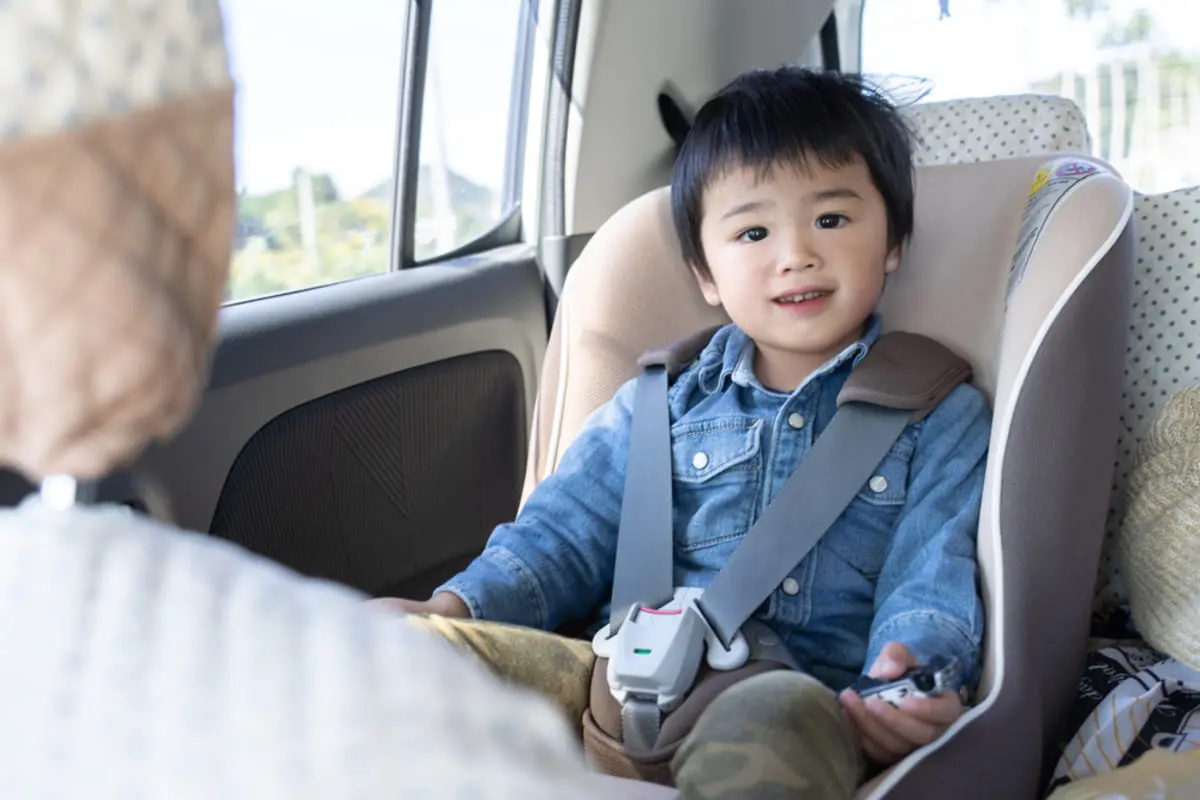 夫が「専業主婦の妻」名義で、自動車を購入！ 子どもの“幼稚園の送り迎え”のためですが、生活費として「非課税」になりますか？車が“1人1台必要”な地域なら大丈夫でしょうか？