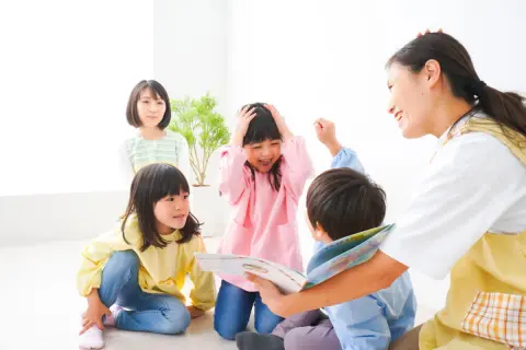 ママ友に「幼稚園の入園金が高い」と話したら、「保育園はタダだし、3歳から保育料が無料」と言われうらやましい！“幼稚園・保育園の出費”はどう違う？ 負担を確認