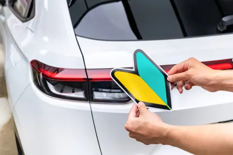 【注意】旅行先で「レンタカー」に“初心者マーク”を貼り忘れ！ 高齢者の「もみじマーク」は罰則ナシなのに、なぜ「反則金4000円」取られるのでしょうか？ 注意点を解説