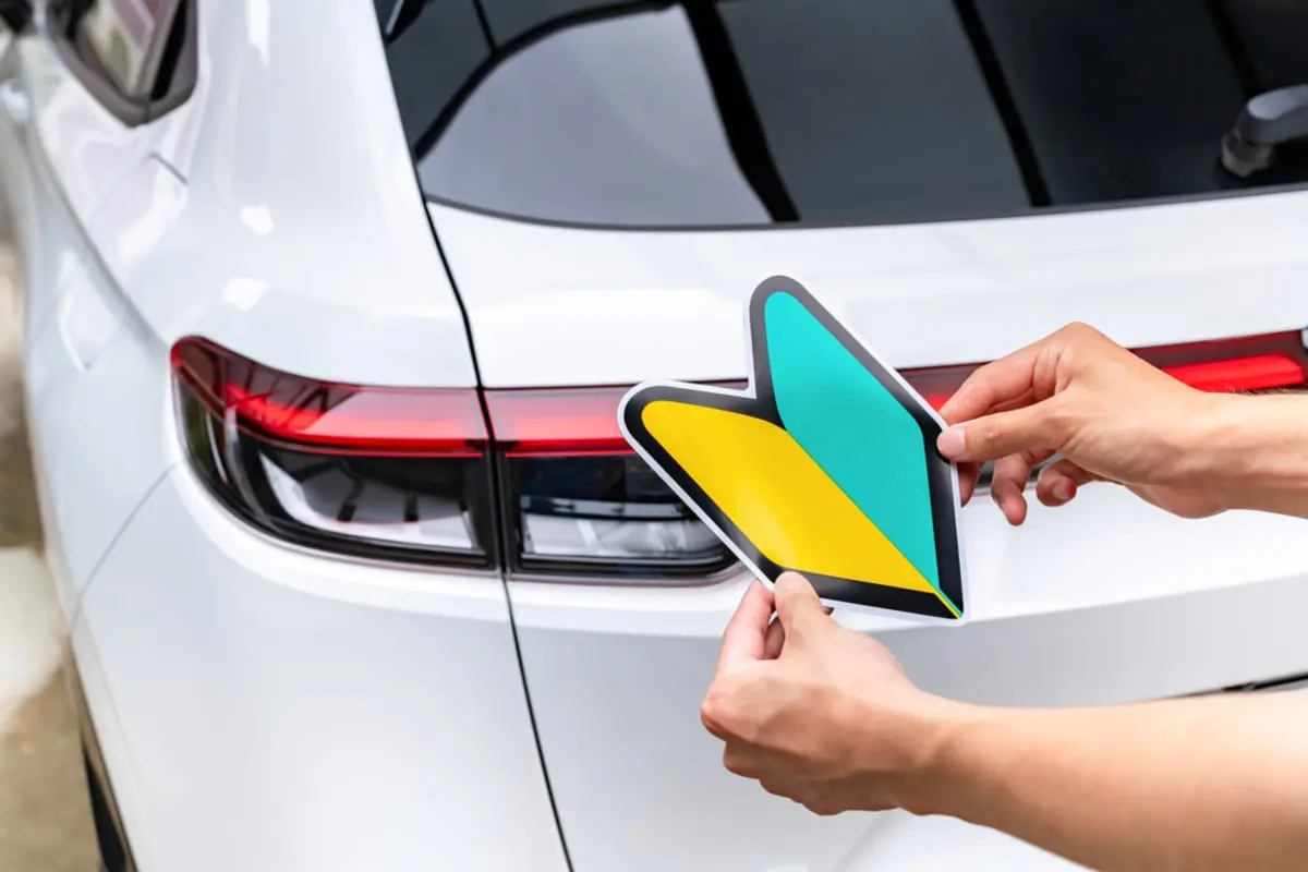 【注意】旅行先で「レンタカー」に“初心者マーク”を貼り忘れ！ 高齢者の「もみじマーク」は罰則ナシなのに、なぜ「反則金4000円」取られるのでしょうか？ 注意点を解説