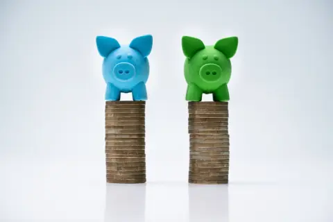 「公務員は退職金もいいよ！」と母が言うのですが、民間企業よりも高いのでしょうか？