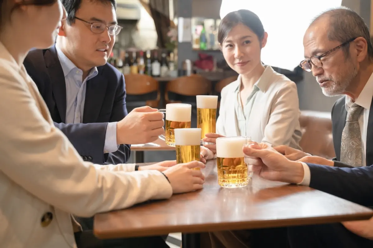 お酒が飲めないけど会社の飲み会に参加し、「1人8000円」でした。参加者全員で“割り勘”だったのですが普通ですか？