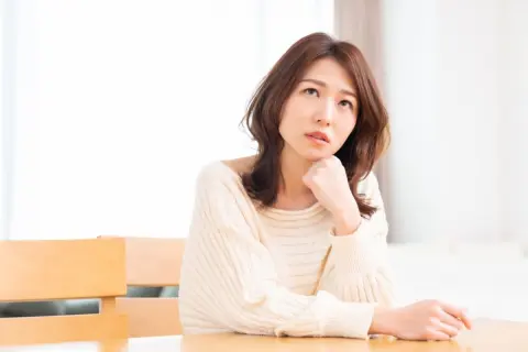 父の死後「年金＋遺族年金」を“月15万円”受給する70歳の母。扶養に入れたら「私の税金」はどれだけ“控除”されますか？ メリット・デメリットを確認