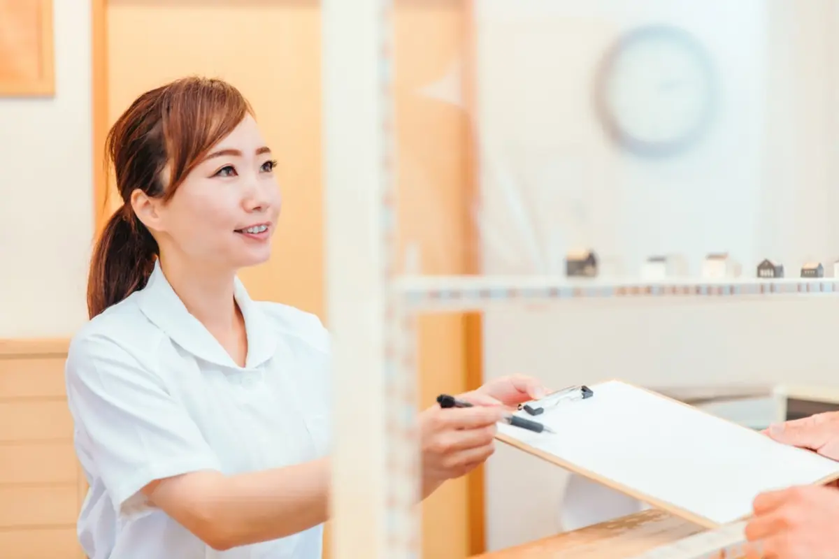 病院で「マイナ保険証ありますか？」と聞かれました。提示すると“年収が分かる”と友人に言われ不安です…本当に年収バレにつながるのでしょうか？