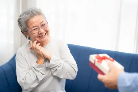 40代の同僚に「親の旅行に20万円出した」と聞き驚き！ 私は昔から「1万円のプレゼント」程度でしたが、年齢的に「数十万円出す」のは“当たり前”ですか？「高額＝親孝行」でない理由とは