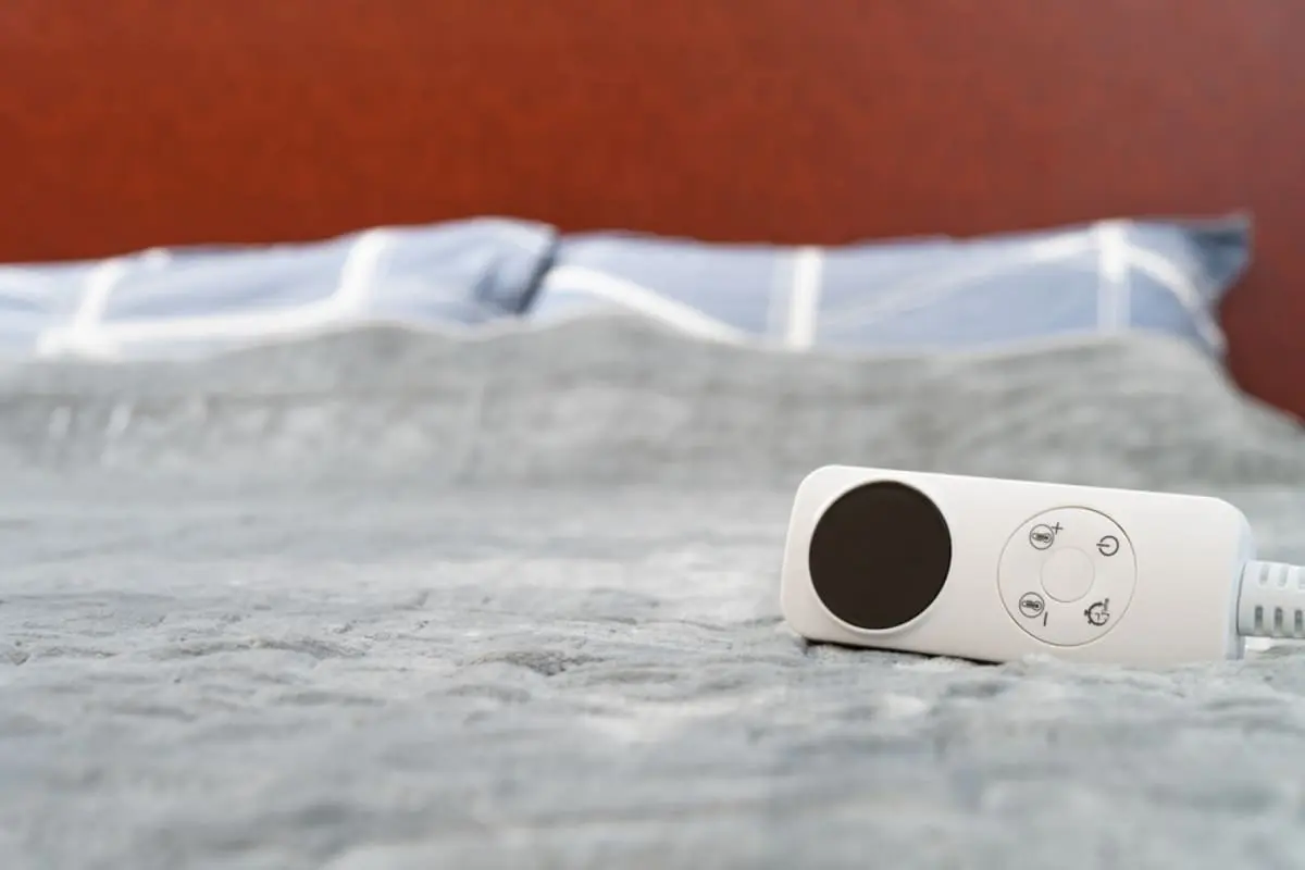 冬は「電気毛布」を寝てる間つけっぱなしにするべき？ “湯たんぽ”に切り替えたら、どれくらい節約できる？