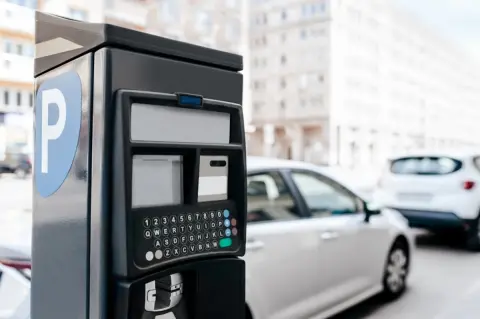 「1日最大1200円」って書いてあったのに、休日料金で1万円近い料金でした……。駐車場の料金看板、どこを見れば“本当の上限”が分かるの？