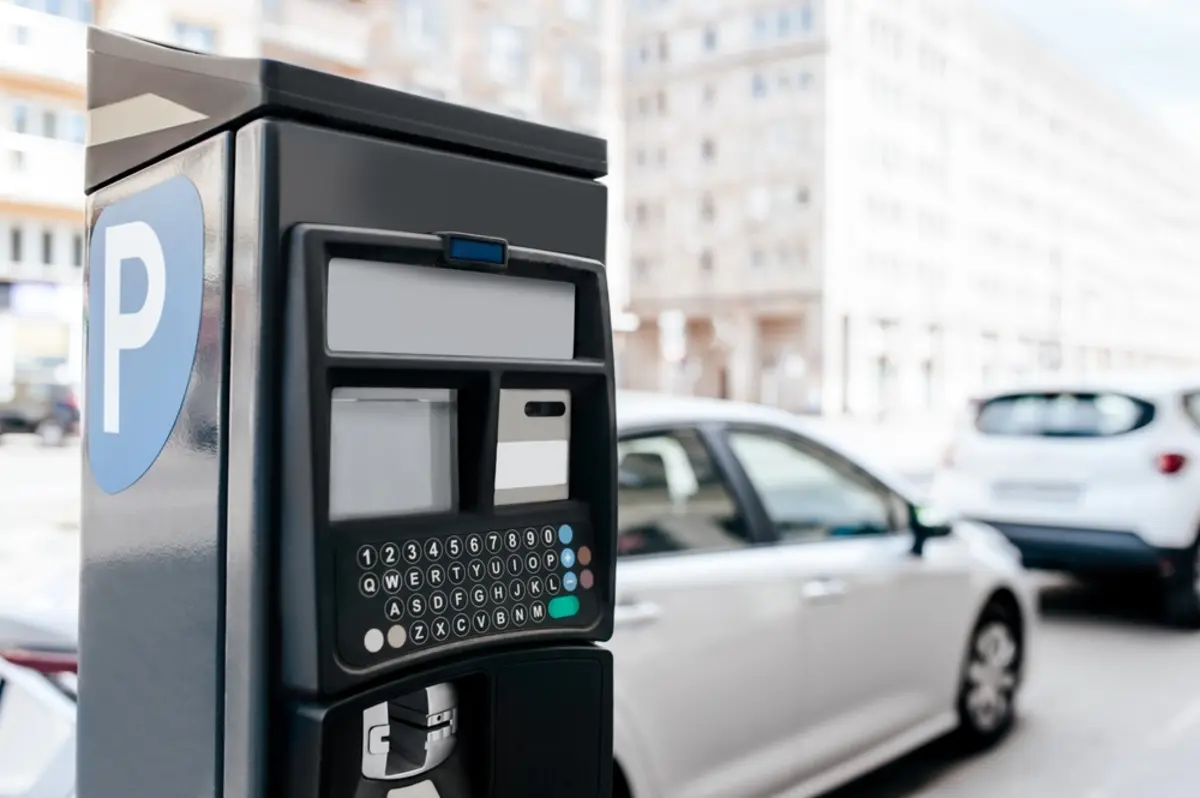 「1日最大1200円」って書いてあったのに、休日料金で1万円近い料金でした……。駐車場の料金看板、どこを見れば“本当の上限”が分かるの？