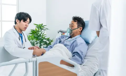 4年前、事故で骨折して入院した父。当時の「入院費用」が“70万円”だったようなのですが、今から申請しても「医療費控除」の対象になりますか？