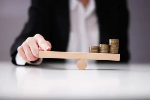 NISAは「1月に12万円」「1万円×12ヶ月」どちらが有利ですか？「一括投資・毎月投資」を“過去20年”で比較した結果とは？ メリット・デメリットも解説