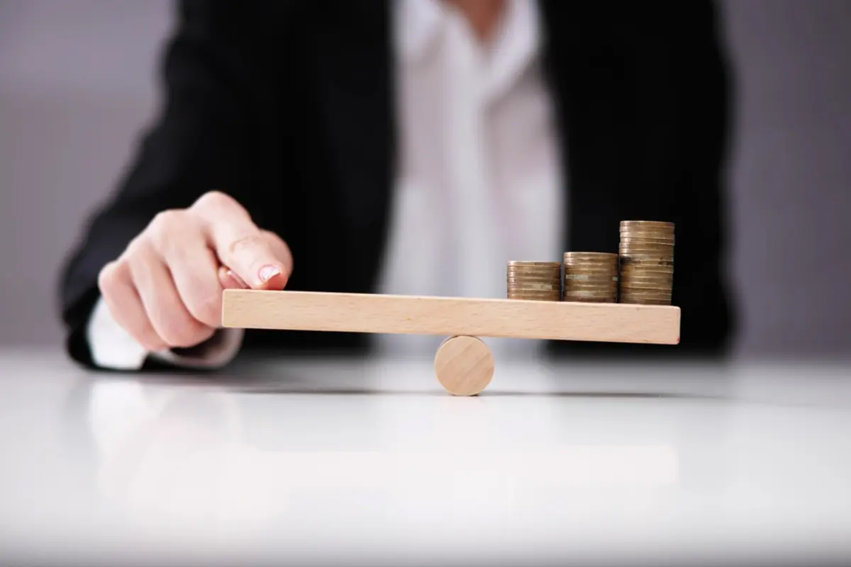 NISAは「1月に12万円」「1万円×12ヶ月」どちらが有利ですか？「一括投資・毎月投資」を“過去20年”で比較した結果とは？ メリット・デメリットも解説