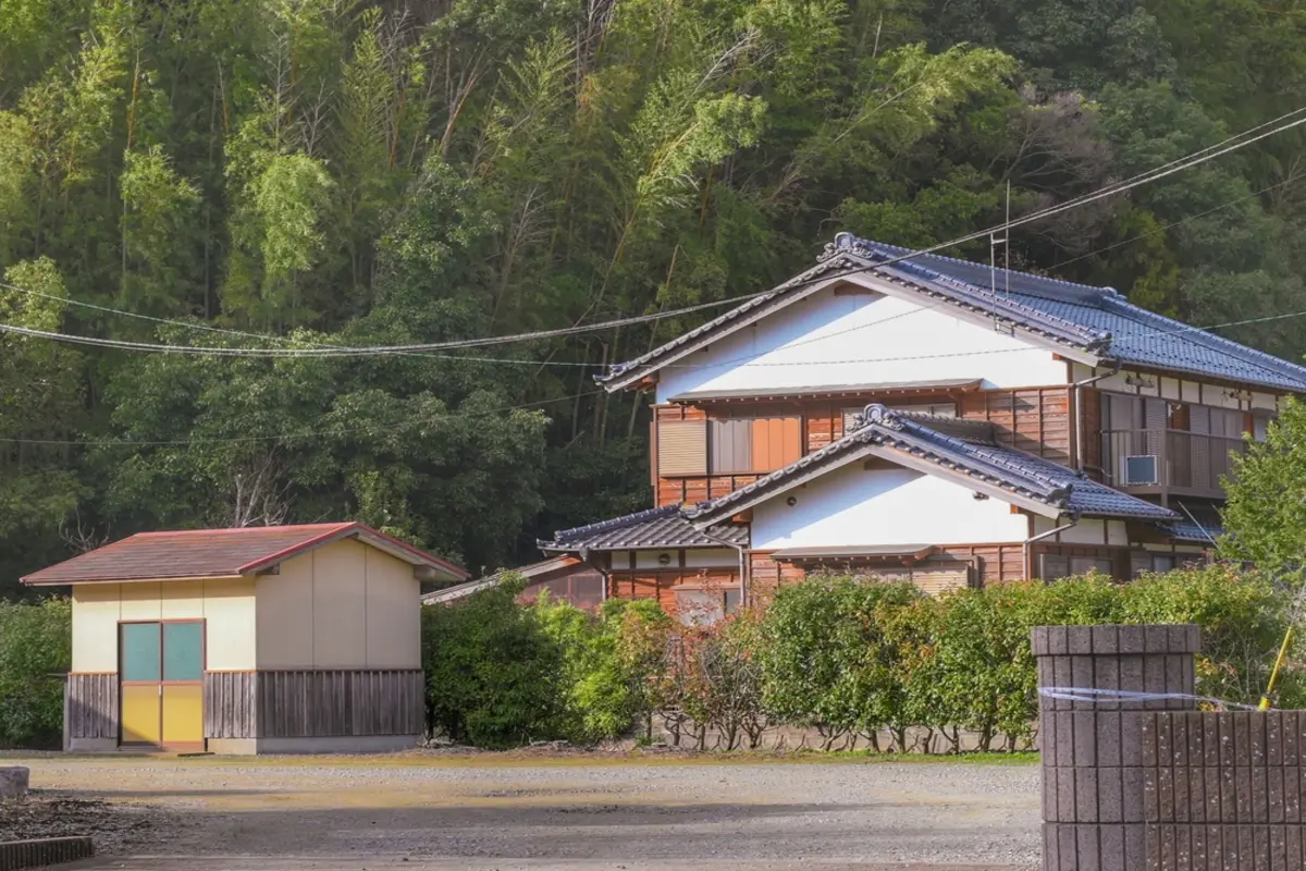 父の遺産は、今も兄が住む3000万円相当の“実家”のみ。私は現金で分けたいので「売却してほしい」けど、兄は「住み続けたい」の一点張り。この場合、どうやって公平に遺産を分配するの？